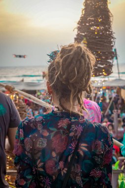 Arambol, Pernem, Goa, Hindistan - 13 Şubat 2022: Ürkütücü Geçit Töreni olarak bilinen canlı Arambol Sahili Karnavalı için temalı giyinmiş katılımcılar toplanıyor. Bu yılki 