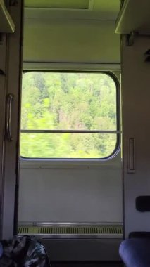 Trendeki dağın penceresinden bak.