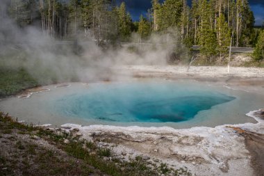 Prismatic Springs Yellowstone Ulusal Parkı 'nda gerçek renklerini gösteriyor..