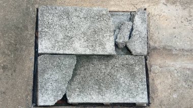 Yerde iki kırık tuğla parçası yatıyordu..