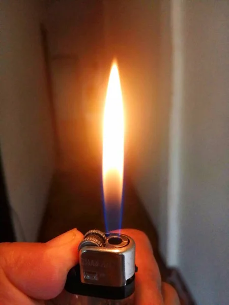燃えるろうそくを持っている人の手のクローズアップショット — ストック写真