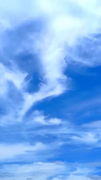 Kék Háttér Felhők — Stock Fotó