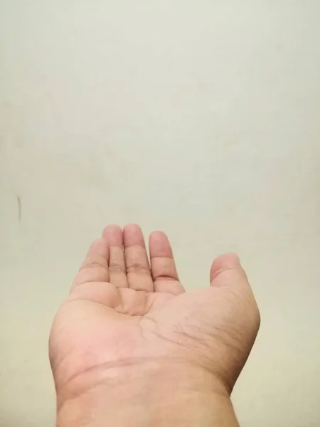 Рука Держа Черный Фон — стоковое фото