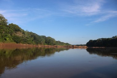 Rio TAMBOPATA de la selva peruana en Puerto Maldonado hora 17: 00