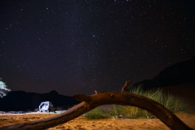 Cezayir çölünde yıldızlarla dolu bir gece.