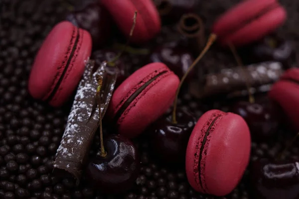Raspberry Macaroons Chocolate Background — Stock Photo, Image