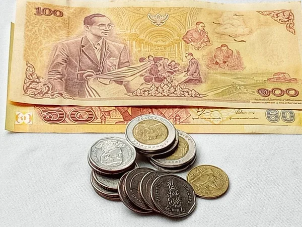 지폐와 동전에 — 스톡 사진