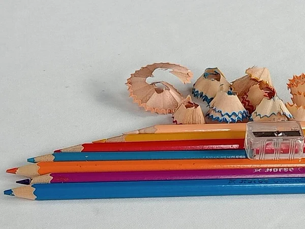 Afie Lápis Coloridos Com Pequeno Apontador Lápis — Fotografia de Stock