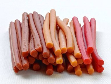 Yumuşak köpek atıştırmalıkları tavuk aromalı, sığır eti aromalı ve beyaz arka planda karaciğer aromalı..