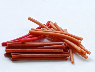 Yumuşak köpek atıştırmalıkları tavuk aromalı, sığır eti aromalı ve beyaz arka planda karaciğer aromalı..