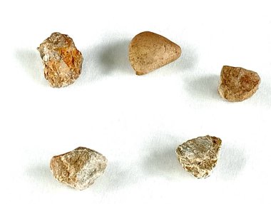 90 'ların çocuk oyuncakları benimdir. Dibs beyaz arka plana yerleştirilmiş beş küçük taş..