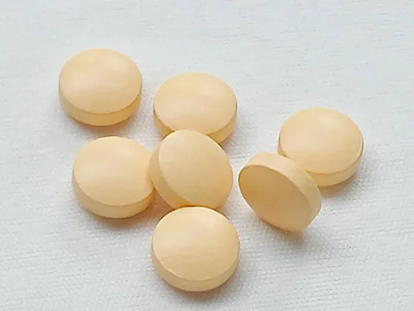 Καταλογοσ Υγεία Κίτρινο Στρογγυλό Χάπι Ιατρική Τοποθετούνται Μαζί Ένα Λευκό — Φωτογραφία Αρχείου
