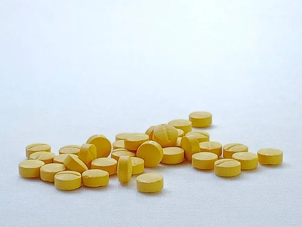 Shotlist Zdraví Oválné Žluté Pilulky Umístěné Dohromady Bílém Pozadí Detailní — Stock fotografie