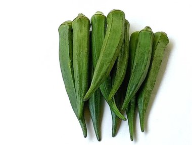 Bembeyaz bir zemine yerleştirilmiş ShoTLIST sağlık bamyası. Bamya vücuttaki kolesterolün azalmasına yardımcı olur. Bamyanın yakın çekim görüntüsü..