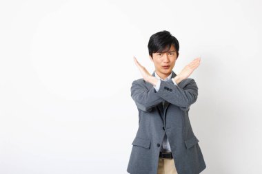 Ofisteki genç Japon adam jest yapmıyor.