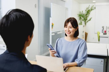 Genç yetişkinler ofiste tartışıyorlar.