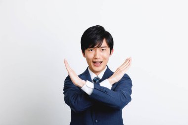 Ofisteki genç Japon adam jest yapmıyor.