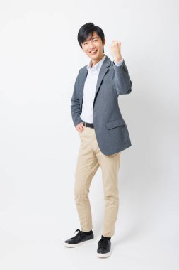 Genç Japon adam beyaz arka planda tezahürat yapıyor.