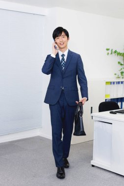 Modern ofiste çalışan genç bir Japon adam.