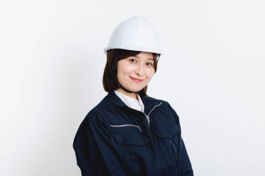 Beyaz arka planda sert şapkalı inşaat şirketinden bir kadının portresi.