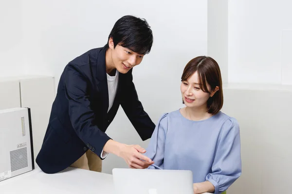 Młody Japoński Biznesmen Businesswoman Pracuje Razem Nowoczesnym Biurze — Zdjęcie stockowe
