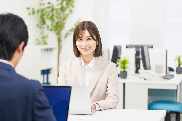 Jong Japans Zakenman Zakenvrouw Werken Samen Modern Kantoor — Stockfoto