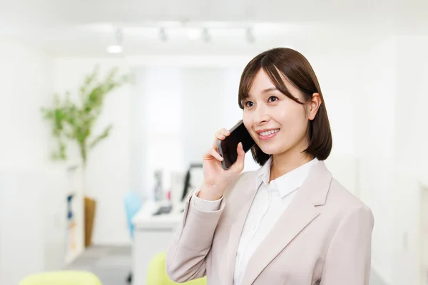 Jeune Femme Japonaise Tenue Bureau Parlant Téléphone — Photo