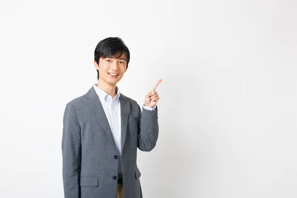 Jonge Japanse Zakenman Het Kantoor Kleding Tonen Wijzend Gebaar — Stockfoto