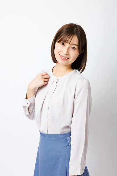 Joven Mujer Japonesa Traje Oficina Pie Sonriendo Cámara —  Fotos de Stock