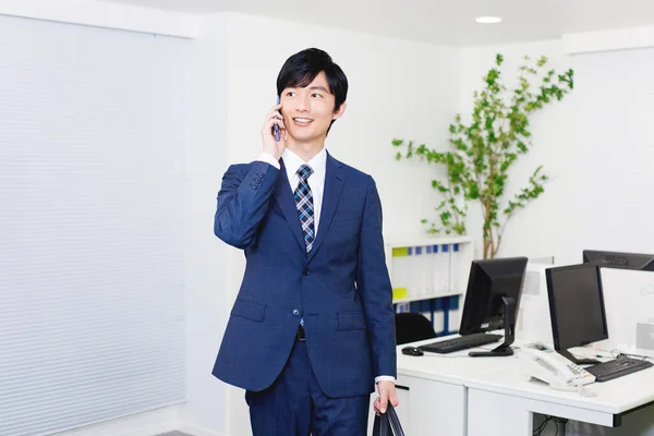 Joven Empresario Japonés Hablando Por Teléfono Mientras Trabaja Oficina —  Fotos de Stock