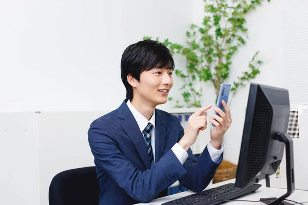 Jeune Homme Affaires Japonais Utilisant Son Téléphone Dans Bureau — Photo