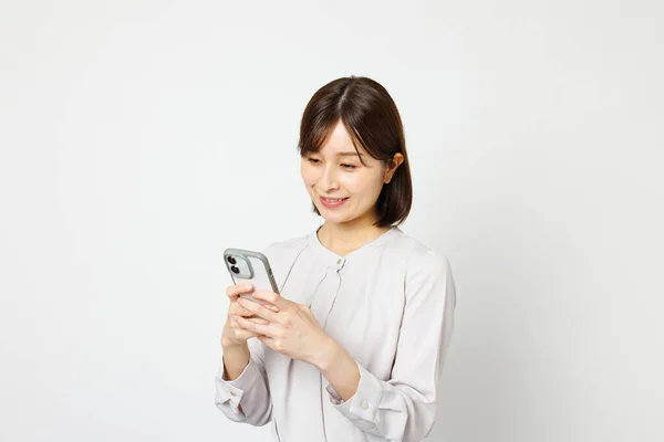 Portret Pięknej Japonki Stroju Biurowym Trzymającej Telefon Komórkowy — Zdjęcie stockowe