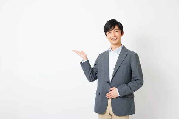 穿着办公室服装摆姿势的日本年轻人的画像 — 图库照片