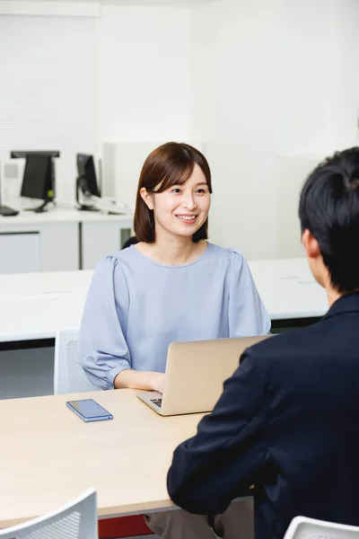現代オフィスで働く若い日本人ビジネスマンとビジネスマン — ストック写真