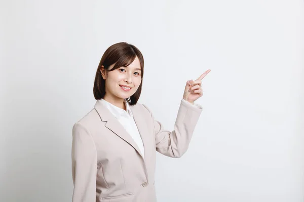 Ung Japansk Affärskvinna Ämbetskläder Visar Pekande Gest — Stockfoto