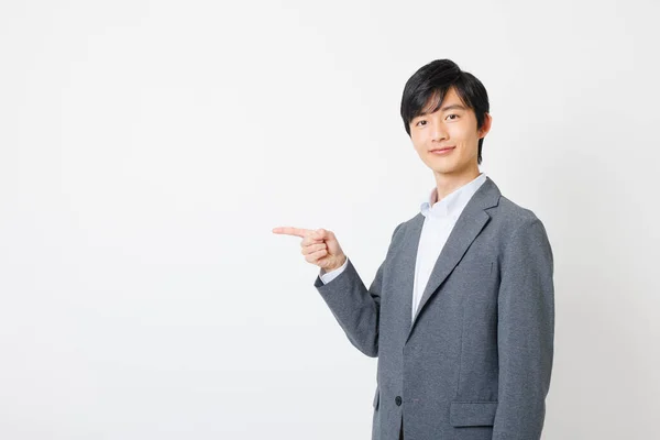 Jeune Homme Affaires Japonais Tenue Bureau Montrant Geste Pointant — Photo