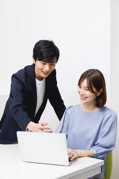 Junge Japanische Geschäftsfrau Und Geschäftsfrau Arbeiten Modernem Büro Zusammen — Stockfoto