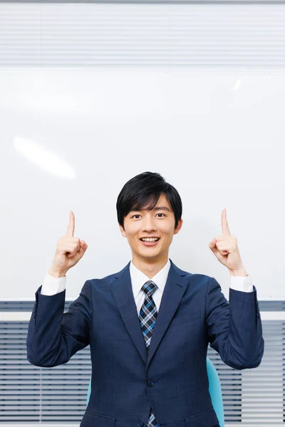 Ung Japansk Affärsman Ämbetskläder Visar Pekande Gest — Stockfoto