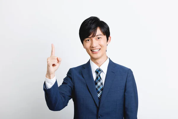 ジェスチャーを示すオフィスの服装の若い日本のビジネスマン — ストック写真
