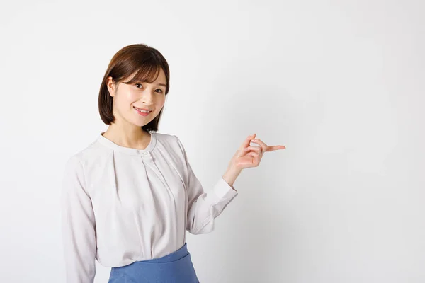 Jonge Japanse Zakenvrouw Het Kantoor Kleding Tonen Wijzend Gebaar — Stockfoto