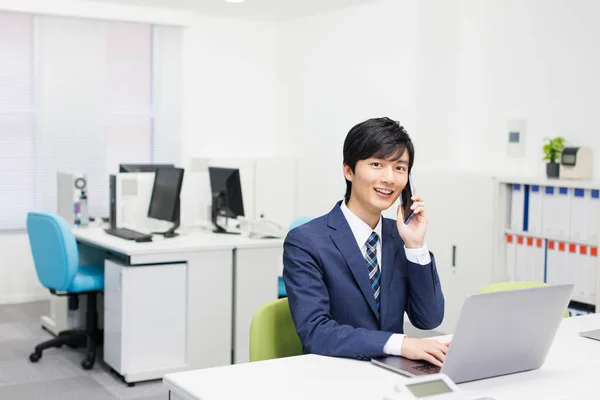 Ung Japansk Affärsman Pratar Telefon När Han Arbetar Kontoret — Stockfoto