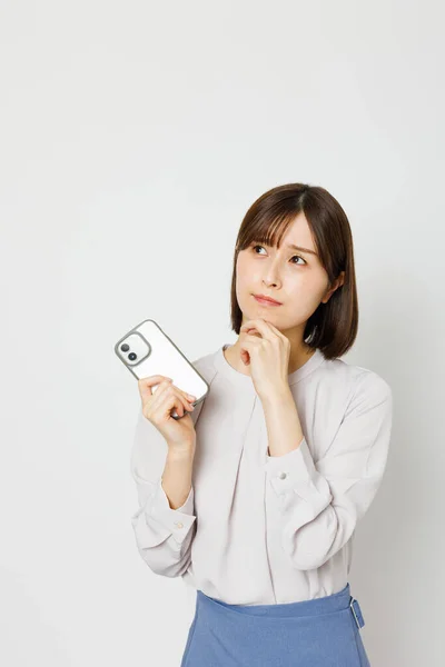 Retrato Abelha Mulher Japonesa Escritório Traje Segurando Telefone Celular — Fotografia de Stock
