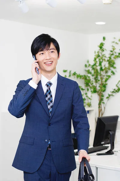 Jeune Homme Affaires Japonais Parlant Téléphone Tout Travaillant Dans Bureau — Photo