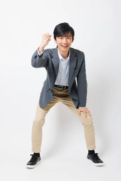 Молодой Японский Мужчина Офисной Одежде Показывает Приветливый Жест Белом Фоне — стоковое фото