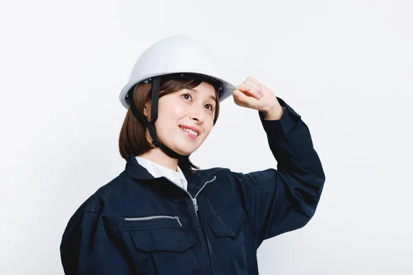Beyaz Arka Planda Sert Şapkalı Inşaat Şirketinden Bir Kadının Portresi — Stok fotoğraf
