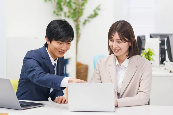 Молодий Японський Бізнесмен Бізнес Леді Працюють Разом Сучасному Офісі — стокове фото