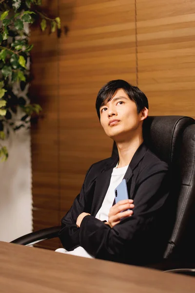 Retrato Guapo Japonés Ceo Jefe Empresa Sentado Silla Oficina —  Fotos de Stock