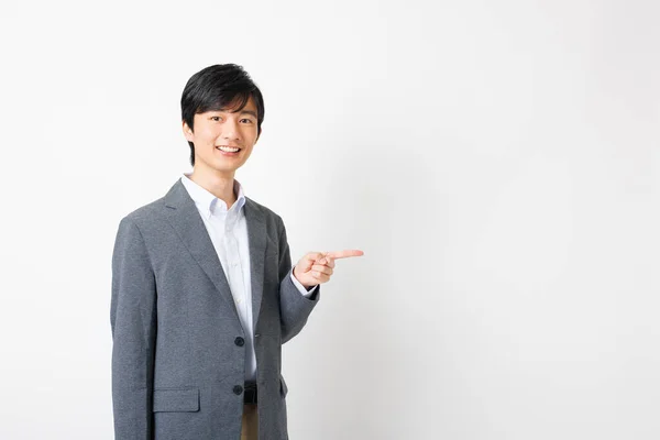 Jonge Japanse Zakenman Het Kantoor Kleding Tonen Wijzend Gebaar — Stockfoto