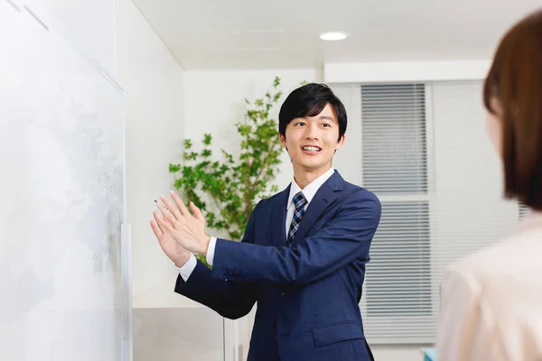 사무실 복장에 일본인 남자가 동료에게 계획을 — 스톡 사진