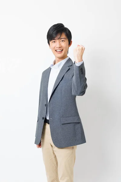 オフィスの若い日本人男性は白い背景に陽気なジェスチャーを示しています — ストック写真